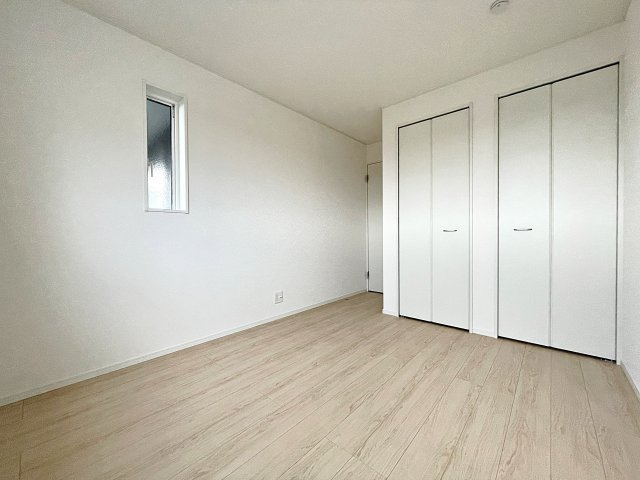 新築戸建・新築建売　郡山市大槻町第38　開成小・第一中の洋室|7.5帖の洋室はバルコニーに面しており大きな窓から日差しが入るので気持ちの良いプライベート空間です！