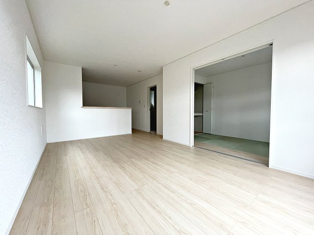 新築戸建・新築建売　郡山市大槻町第38　開成小・第一中の居間・リビング|16帖のLDKはゆとりがあり隣の和室と合わせると21帖で更に開放的です！