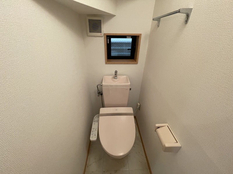 世田谷区北沢 戸建のトイレ|落ち着いた色調のトイレです
