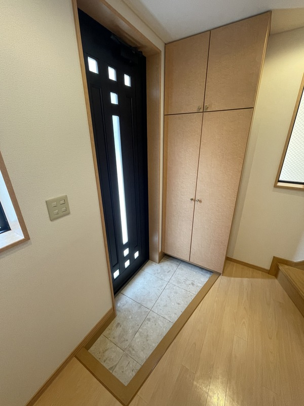 世田谷区北沢 戸建の玄関|ゆったりとした玄関です