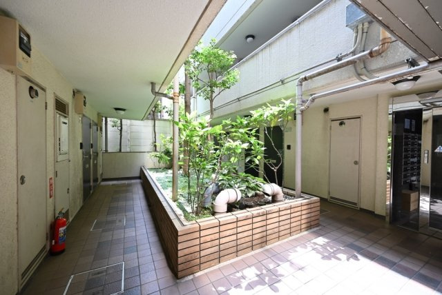 日興パレス桜新町のエントランス|建物の内部です