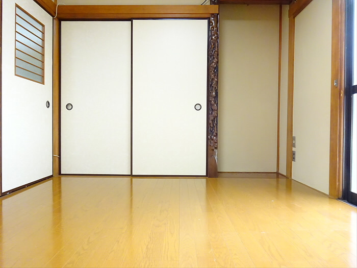 石橋ビルの寝室|広くて明るい寝室