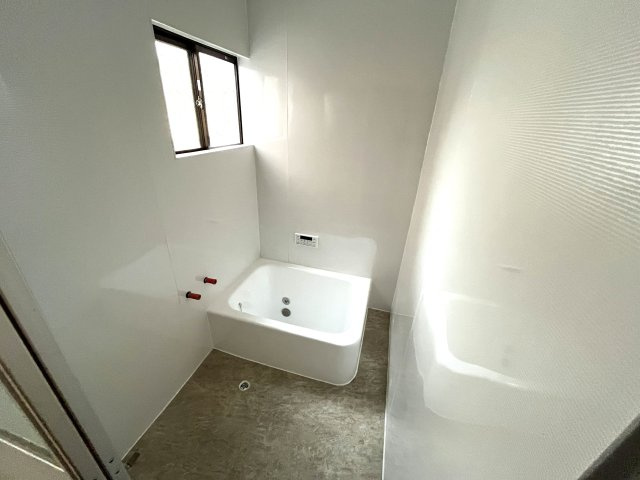 【浴室】 | 仲介手数料無料！恩田小学校に通えるリフォーム済み中古住宅　宇部市末広町9-13 | 落ち着いた空間のお風呂です