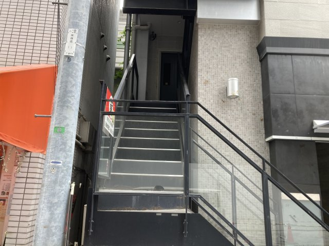 大阪市中央区南久宝寺町１丁目の店舗事務所のエントランス