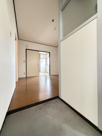 マンションエイタツの玄関