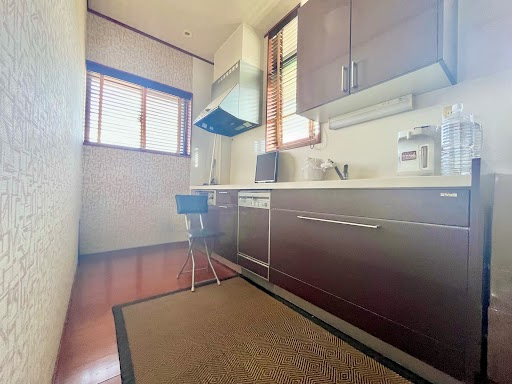 売中古戸建　中央区新橋町のキッチン|“収納に困らない”を実現した、充実の収納スペース
