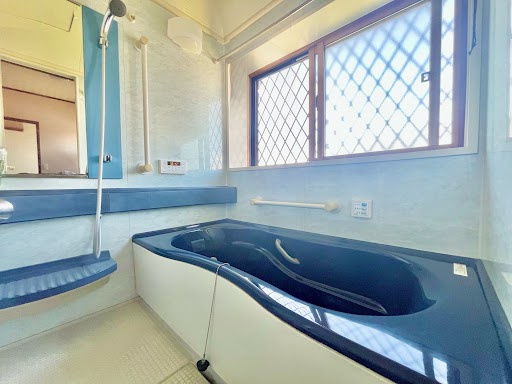 売中古戸建　中央区新橋町の浴室|窓付きの浴室のため、換気もしやすく明るい空間です