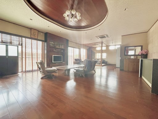 売中古戸建　中央区新橋町の居間・リビング|圧巻のLDK約49帖。開放感あふれる大空間が魅力です