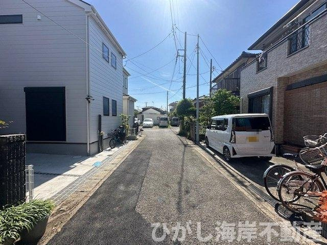 茅ヶ崎市柳島1丁目　新築戸建の前面道路含む現地写真|5月2日撮影　建築中　現地外観