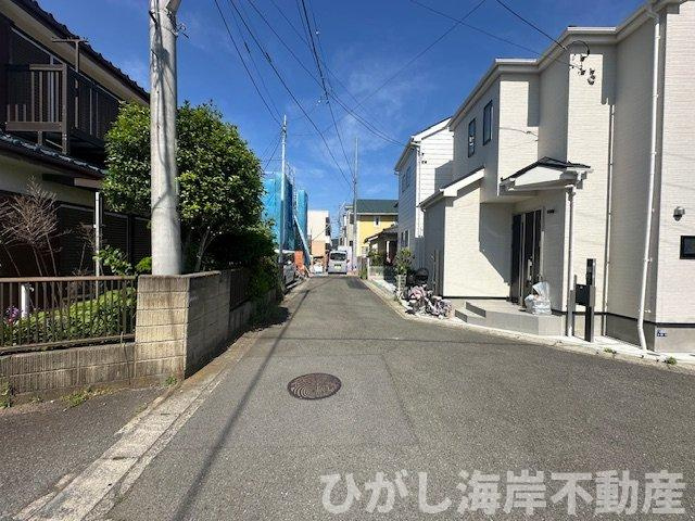 茅ヶ崎市柳島1丁目　新築戸建の前面道路含む現地写真|5月2日撮影　建築中　現地外観