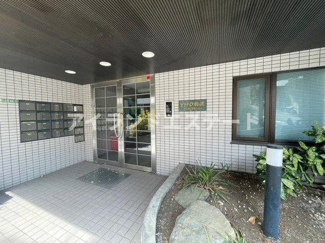 YMO駒沢　バストイレ別　バイク置場あり　南向きのエントランス