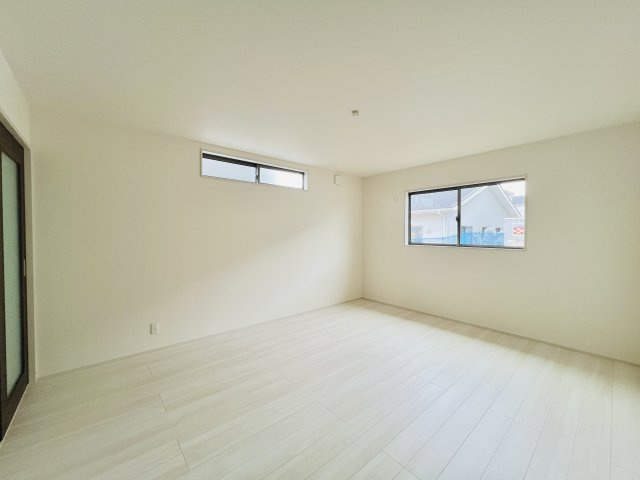 吉岡町漆原の洋室|10帖の洋室は、大きいベッドを設置してもゆとりのある空間♪