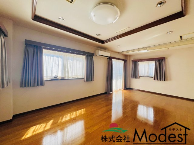 高崎市末広町の居間・リビング|日当たりも良好なリビングは２階に◎
ベランダへも行き来自由♪