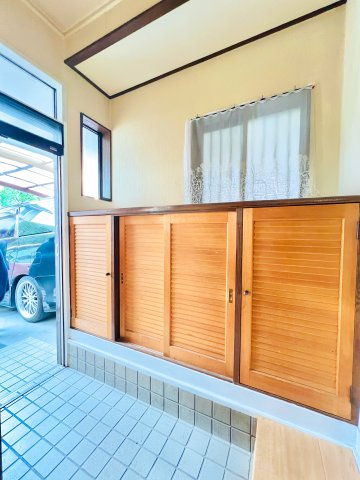 高崎市高関町の玄関|ご家族の履物がたっぷり収納可能なシューズボックス付き♪
