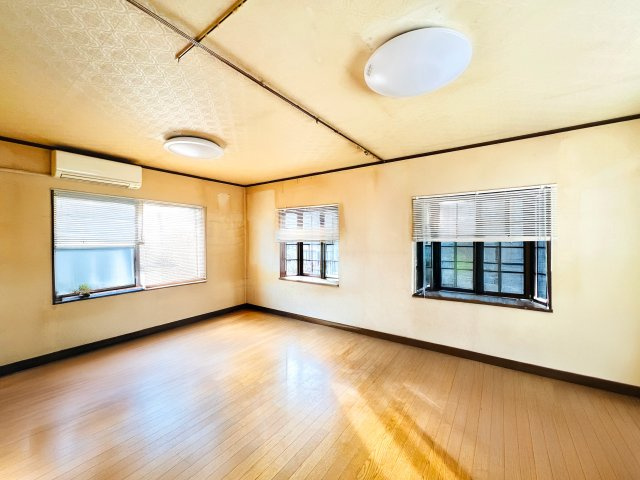 高崎市高関町の洋室|11.5帖の広々とし洋室は、大きいベッドを設置してもゆとりのある空間♪