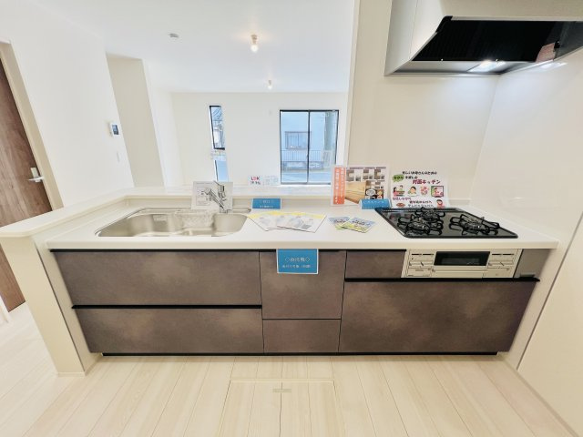高崎石原町のキッチン|ご家族との会話も弾む対面キッチン◎