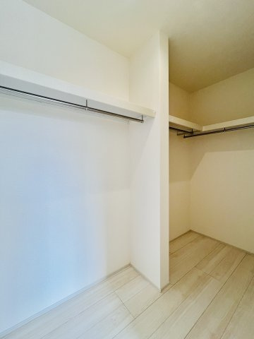 高崎石原町の収納|奥行きのあるウォークインクローゼットは、たっぷり収納可能♪
