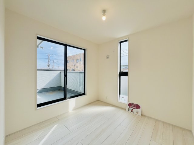 高崎石原町の収納|バルコニーへも行き来できる洋室♪