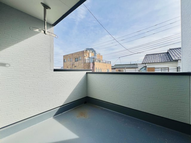 高崎石原町のバルコニー|2部屋から行き来できるバルコニー◎
