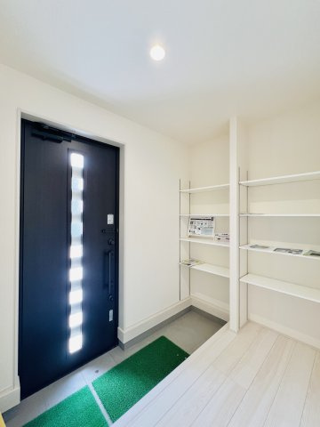 高崎箕郷町生原の玄関|着脱もスムーズにできる広々玄関は収納も充実♪