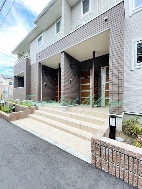 鎌倉市上町屋のアパートのエントランス