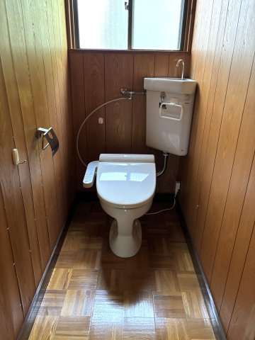 伊東港まで約400m　大型5DKの貸家のトイレ