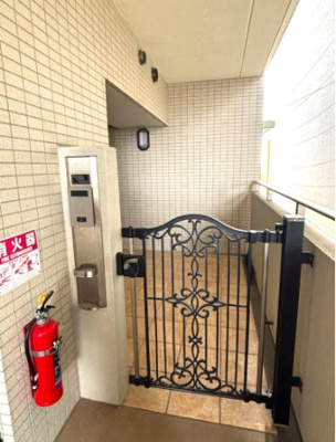 【玄関】 | グランシスフォート中百舌鳥3番館 | 独立性・プライバシー性の高い専用ポーチ有り！オートロック・モニターホンなど、セキュリティ面も配慮されています。