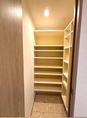 【収納】 | グランシスフォート中百舌鳥3番館 | 靴はもちろん、多彩なものを収納できる便利なSCL付き！下が土間なので雨具やアウトドアグッズも気兼ねなく収納できますね。