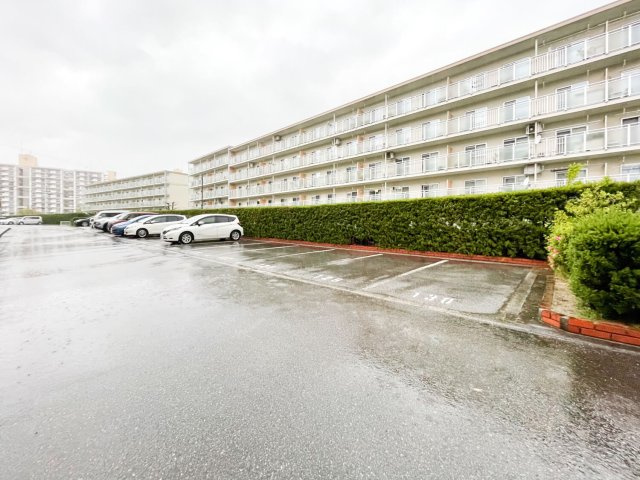 名谷8団地38号棟の駐車場
