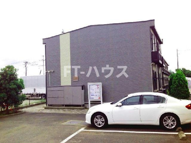 レオパレスグリーングレイスの駐車場