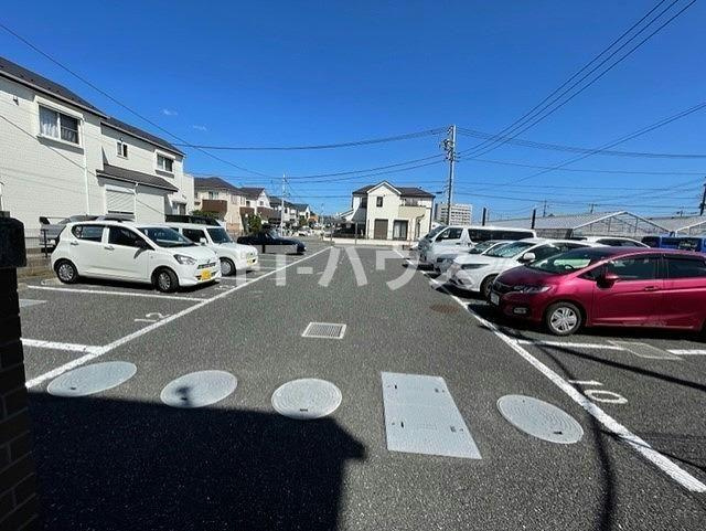 レオパレスハーモニーの駐車場