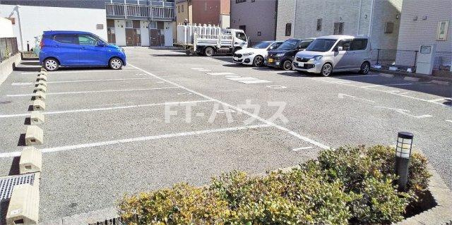 レオパレスアドミラブールの駐車場