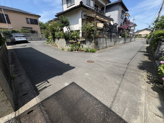 糸島市志摩稲留中古一戸建ての前面道路含む現地写真