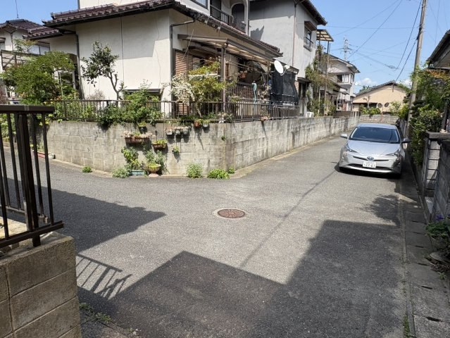 糸島市志摩稲留中古一戸建ての前面道路含む現地写真
