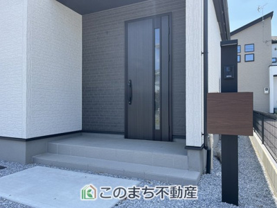 【玄関】 | 小山市神鳥谷2期　3号棟 | 玄関周りは家の顔！スタイリッシュな玄関が特徴です！
