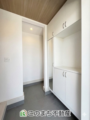 【玄関】 | 小山市神鳥谷2期　3号棟 | 大容量シューズクロークもあります♪