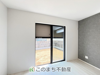 【防犯設備】 | 小山市神鳥谷2期　3号棟 | 防犯面・災害時も安心の掃出しシャッター付きです！！
