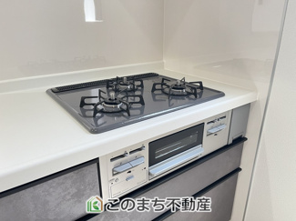 【キッチン】 | 小山市神鳥谷2期　3号棟 | 三ツ口コンロ採用で、同時調理もスムーズ◎！
