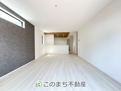 【居間・リビング】 | 小山市神鳥谷2期　3号棟 | アクセントクロスと折下天井が奥行感を演出します♪