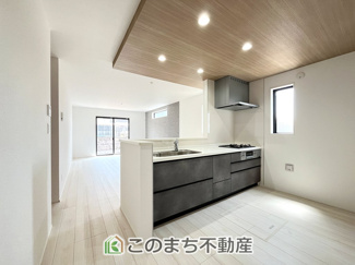【キッチン】 | 小山市神鳥谷2期　3号棟 | 南側から暖かな日差しが差し込みます♪キッチンからリビングの様子がよく見渡せます☆
