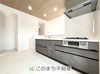 【キッチン】 | 小山市神鳥谷2期　3号棟 | 人気の対面式キッチン☆料理をしながらご家族とコミュニケーションが取れます♪
パントリーも完備しており便利♪

