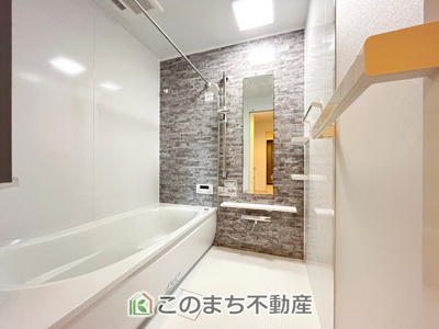 【浴室】 | 小山市神鳥谷2期　3号棟 | 雨の日の洗濯も安心♪換気乾燥暖房機を完備した1坪サイズのシステムバスです！
