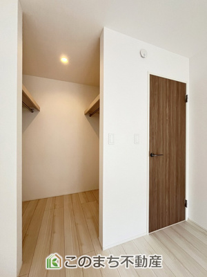 【収納】 | 小山市神鳥谷2期　3号棟 | オープンタイプのウォークインクローゼットで収納もたっぷり確保しています。大型荷物も収納できて便利ですね！
