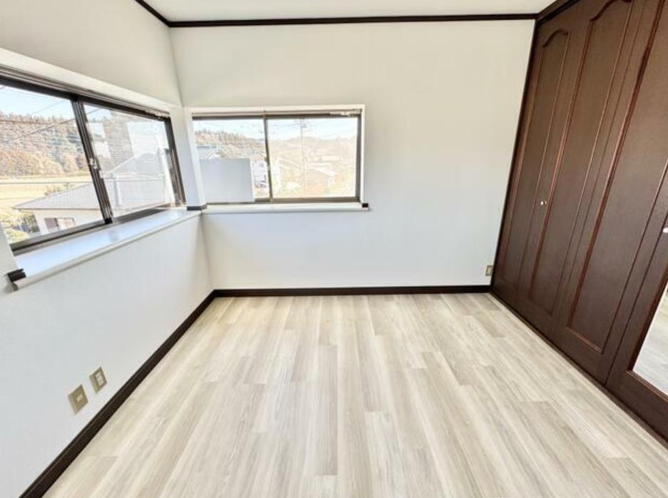 北茨城市華川町車　中古戸建の洋室