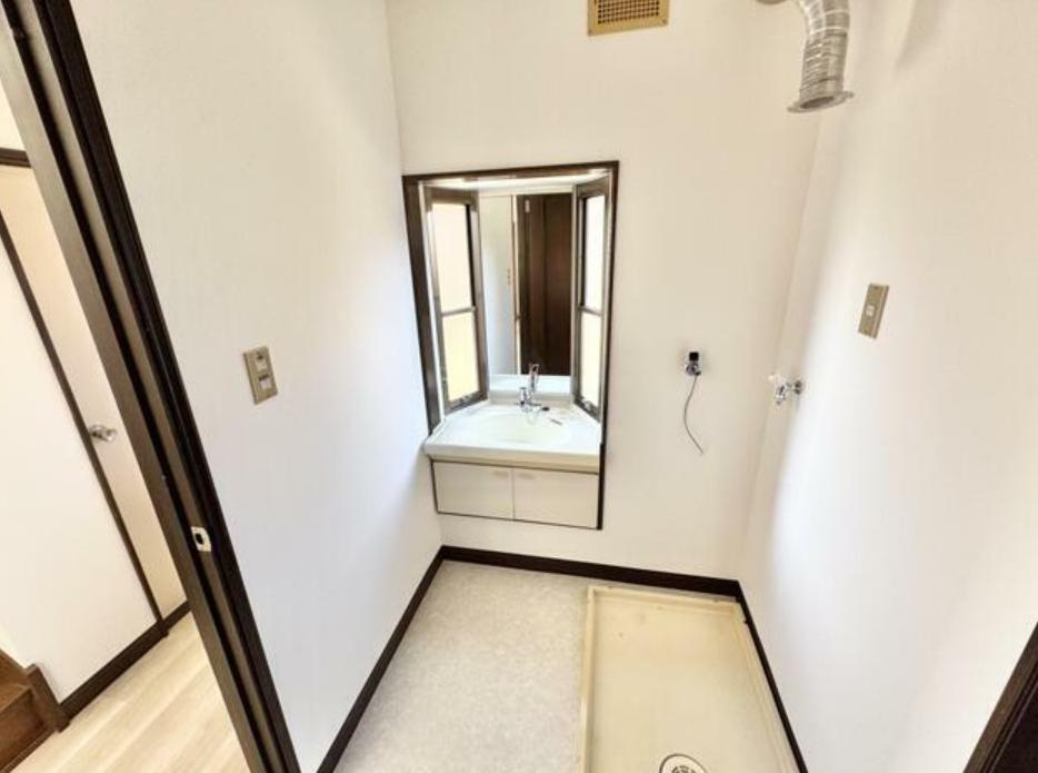 北茨城市華川町車　中古戸建の独立洗面台