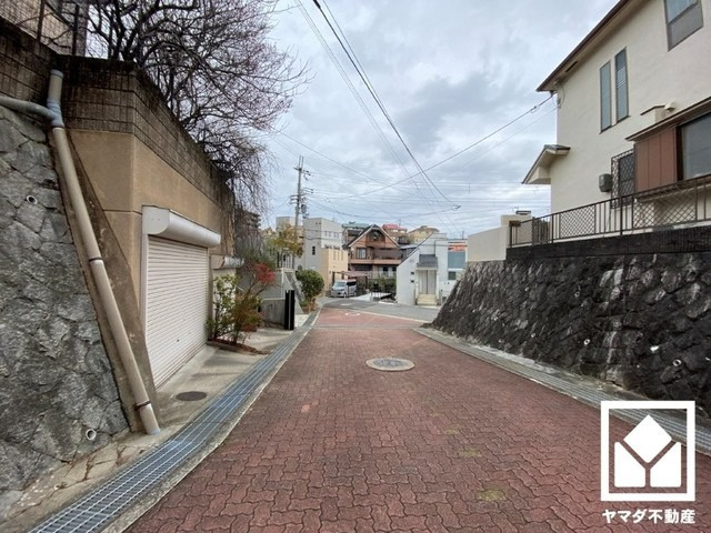 西宮市甲陽園東山町の前面道路含む現地写真|東側前面道路幅員約6.9mとゆったりとした広さがあるのでファミリーカー等の車の出入れも楽にできます。