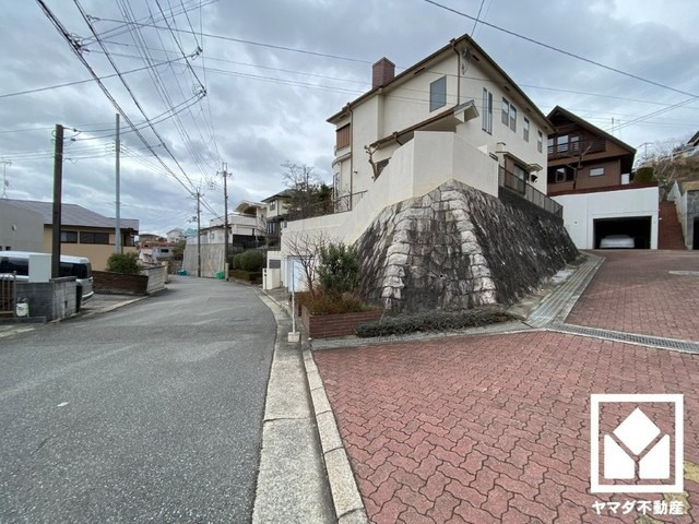 西宮市甲陽園東山町の前面道路含む現地写真|開放感のある北東角地で風通し良好です。