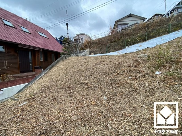西宮市甲陽園東山町の外観|北側に甲山がそびえる緑豊かな景観です。ふもとには「兵庫県立甲山森林公園」が整備されており、ハイキングやピクニック、バードウォッチングなどのレジャーもお楽しみいただける住環境です。