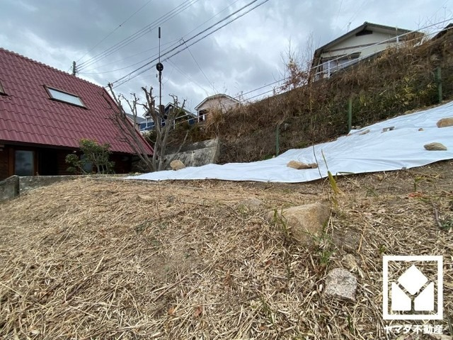 西宮市甲陽園東山町の外観|周囲にはすでに建物が建っていますので、実際の採光状況や窓の位置なども事前にご確認いただけます。