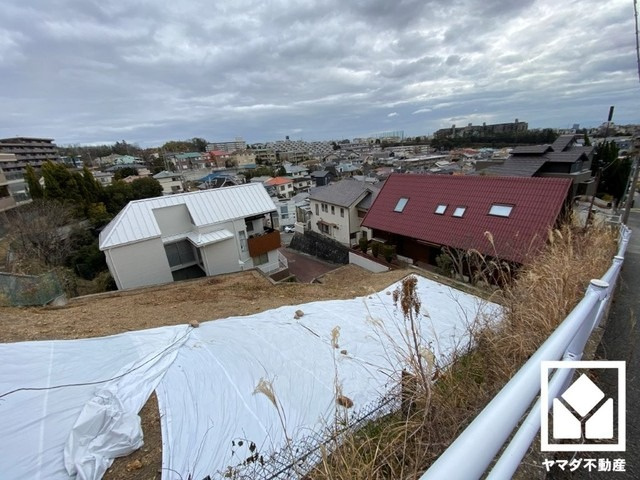 西宮市甲陽園東山町の外観|緑に囲まれた閑静な住宅地なので、穏やかな環境で四季折々の自然を感じながらお過ごしいただけます。